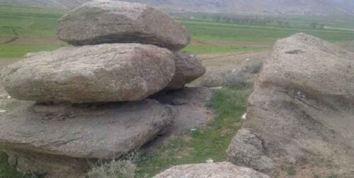 سه سنگ روی هم در دفینه