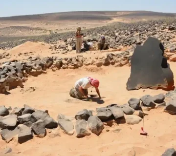 سنگ سیاه داخل قبر گبری