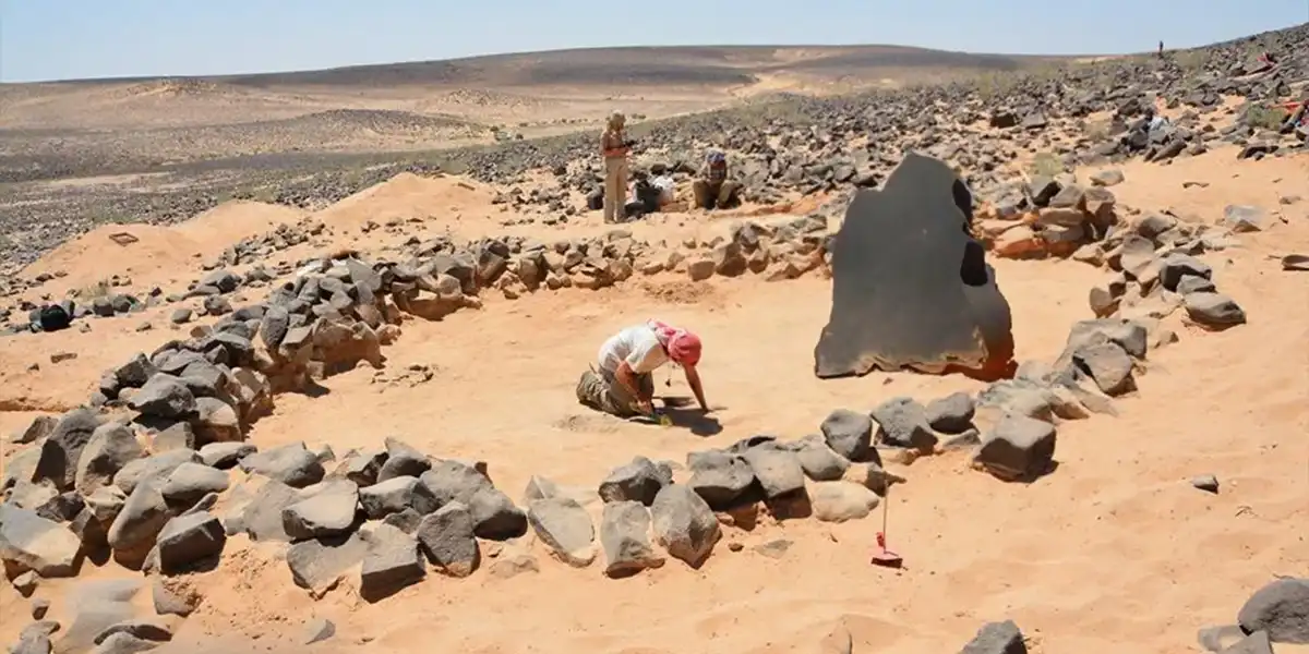 سنگ سیاه داخل قبر گبری